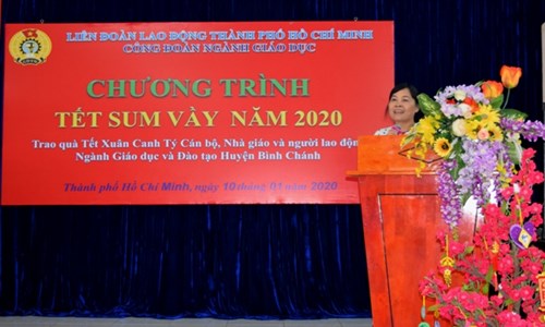 Sáng ngày 10/01/2020, tại Trường TiH Tân Túc, Phòng GD&ĐT Huyện phối hợp với Công Đoàn Ngành Giáo dục Thành phố Hồ Chí Minh tổ chức Trao quà tết Canh Tý 2020 theo Chương trình  Tết Sum vầy 2020  .